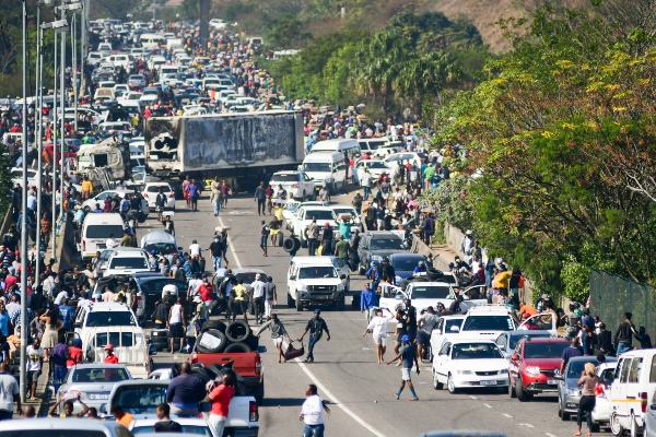 Looters on the freeway in Durban 1