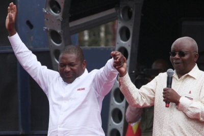 Former president and father of one of the accused Armando Guebuza (right), with his successor Felipe Nyusi in 2014. 
